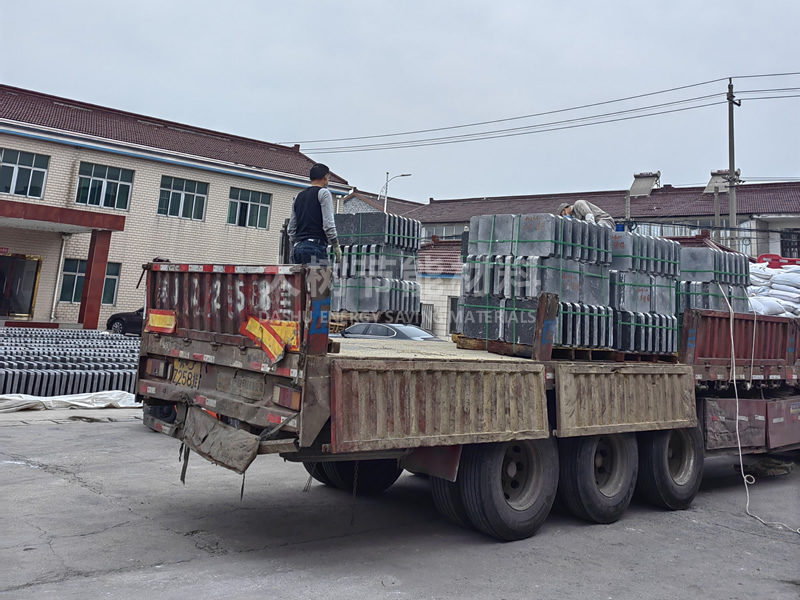 大樹節能水泥澆注推板裝車發貨
