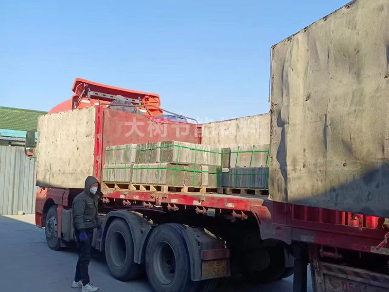 大樹節能水泥澆注推板裝車發貨